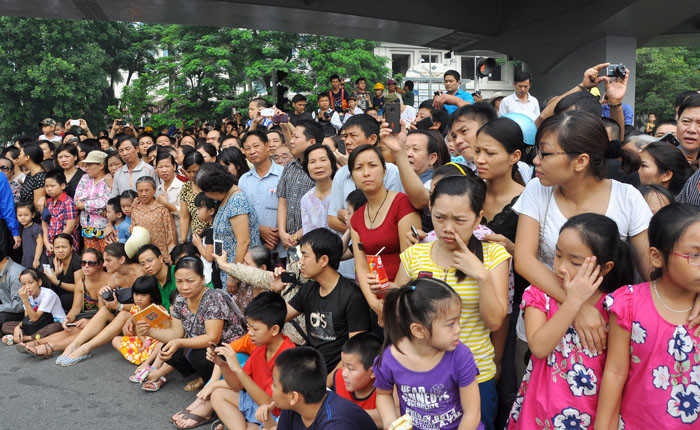 Dòng người đang đợi linh cữu của Đại tướng đi qua