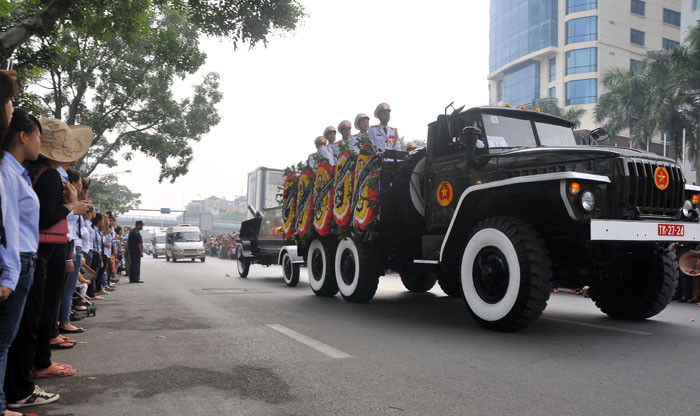 Đoàn xe chở linh cữu Đại tướng đi trên đường Kim Mã