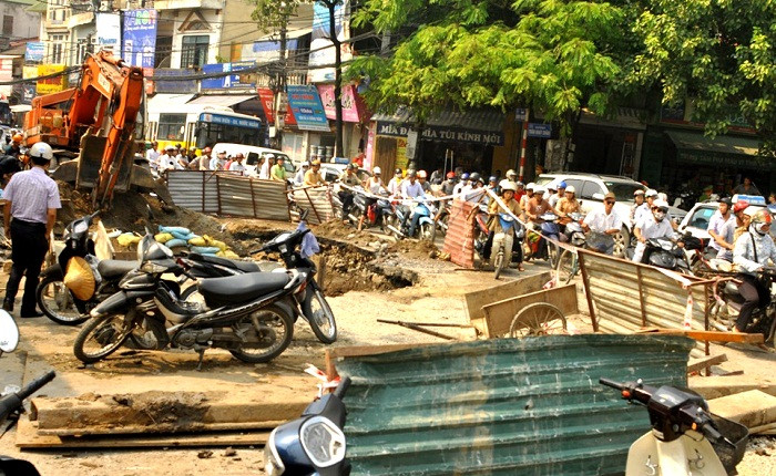 Sự việc vỡ ống nước xảy ra trong đêm đã khiến một đoạn đường bị sụt lún nghiêm trọng. Sự việc vỡ ống nước xảy ra trong đêm đã khiến một đoạn đường bị sụt lún nghiêm trọng.