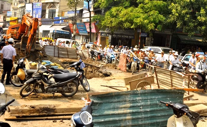 Sự việc vỡ ống nước xảy ra trong đêm đã khiến một đoạn đường bị sụt lún nghiêm trọng. Sự việc vỡ ống nước xảy ra trong đêm đã khiến một đoạn đường bị sụt lún nghiêm trọng.
