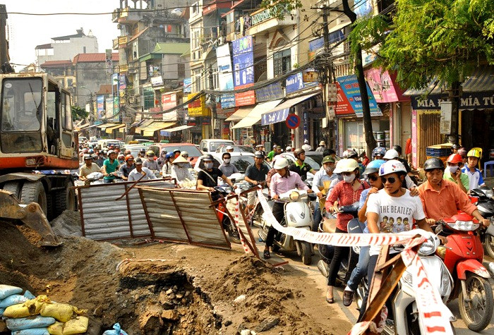 Bên cạnh đó, lực lượng giao thông Đội 4 cũng tới để điều tiết giao thông. Bên cạnh đó, lực lượng giao thông Đội 4 cũng tới để điều tiết giao thông.