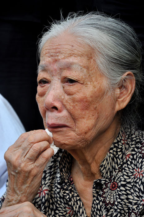 Những giọt nước mắt lặng lẽ vẫn cứ rơi..