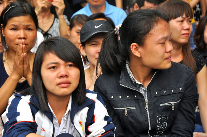 Những bạn trẻ bật khóc khi nhìn thấy linh cữu của người