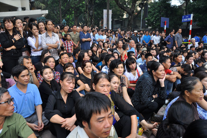 Biển người trên đường Lê Thánh Tông...và các tuyến đường xe chở linh cữu Đại tướng đi qua