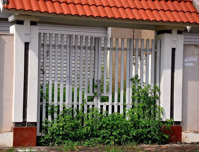 Cửa vẫn đóng, then vẫn cài…