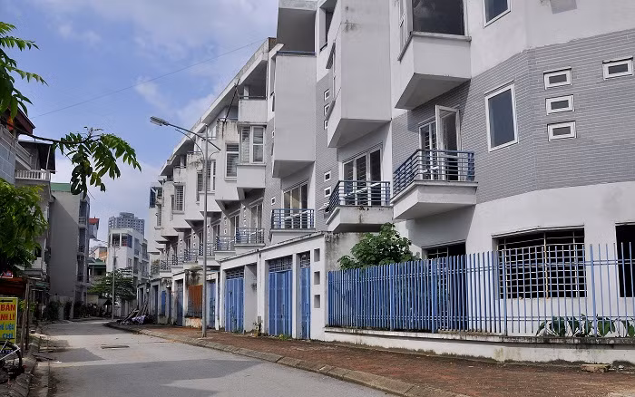 Khu đô thị Văn Quán vắng vẻ cùng với những biệt thự bỏ hoang