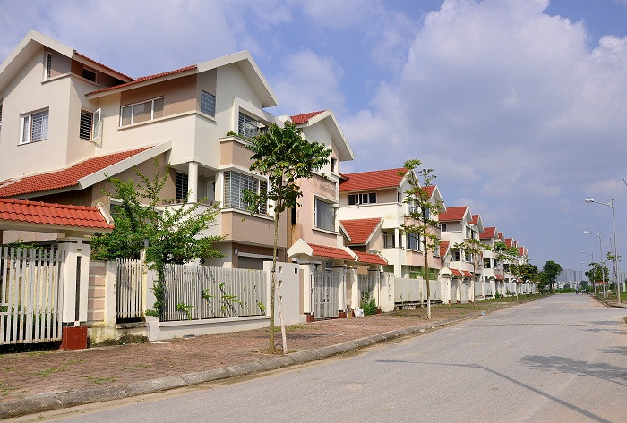 Bên cạnh những biệt thự đã được xây từ lâu, nhiều biệt thự cũng mới được xây dựng nhưng vẫn “vô chủ”.