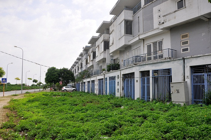 Ra đời từ trước khi thị trường bất động sản trầm lắng nhưng những biệt thự kiểu này vẫn chưa có chủ.