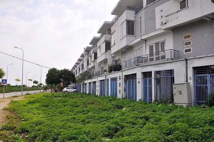 Ra đời từ trước khi thị trường bất động sản trầm lắng nhưng những biệt thự kiểu này vẫn chưa có chủ.