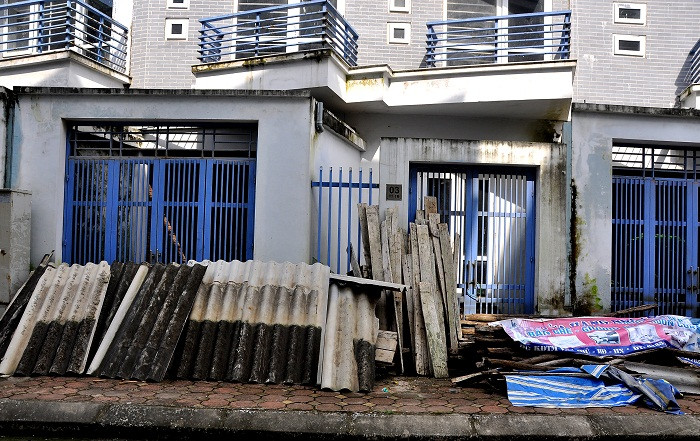 Nhiều biệt thự có giá lên tới hàng chục tỷ đồng được dân lao động tận dụng làm nơi chứa đồ, vật dụng.