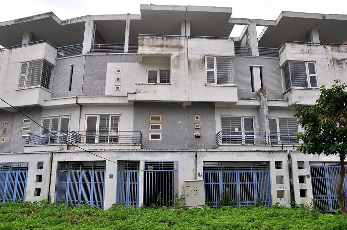 Những dãy nhà biệt thự đang dần dần bị xuống cấp bởi không có chủ.