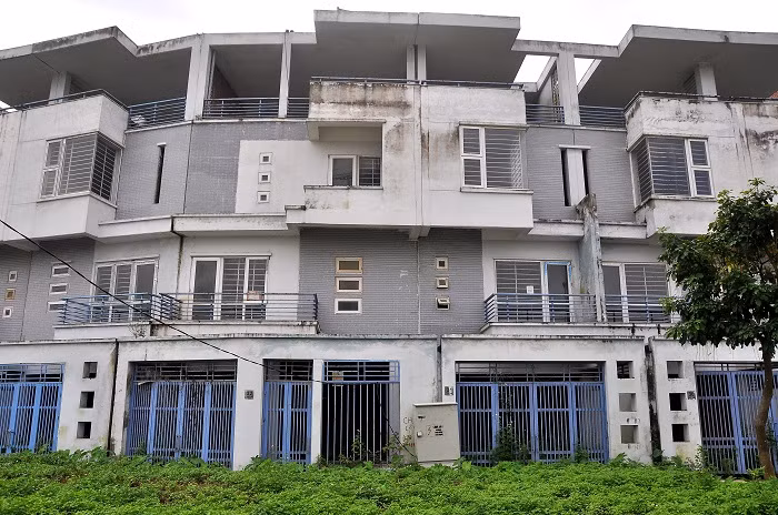 Những dãy nhà biệt thự đang dần dần bị xuống cấp bởi không có chủ.
