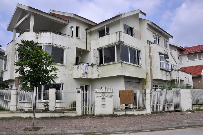 Những góc phố với những ngôi biệt thự bỏ hoang, trên thị trường, giá của những biệt thự này lên tới hơn chục tỷ đồng.