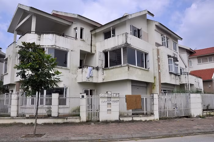 Những góc phố với những ngôi biệt thự bỏ hoang, trên thị trường, giá của những biệt thự này lên tới hơn chục tỷ đồng.