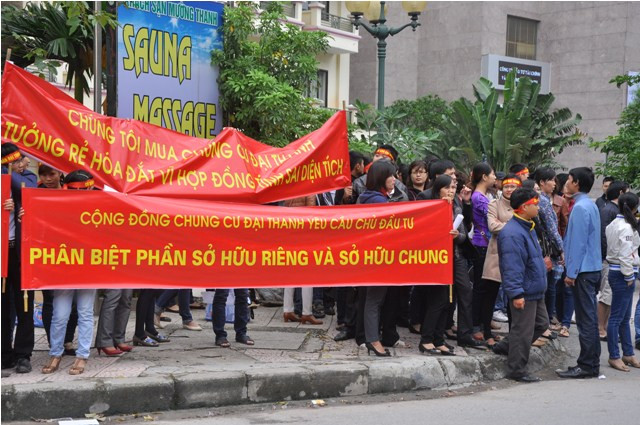 Sau khi ban đại diện khách hàng và chủ đầu tư không đưa ra được tiếng nói chung, khách hàng tiếp tục phản đối.