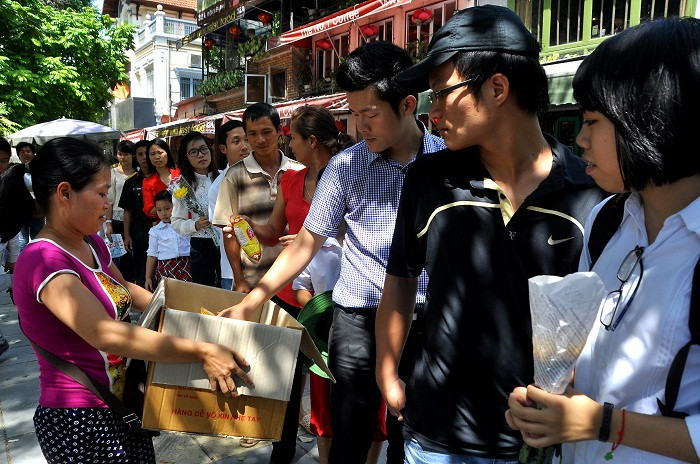 Nhiều thùng bánh mỳ và nước uống đã được phát miễn phí cho mọi người.