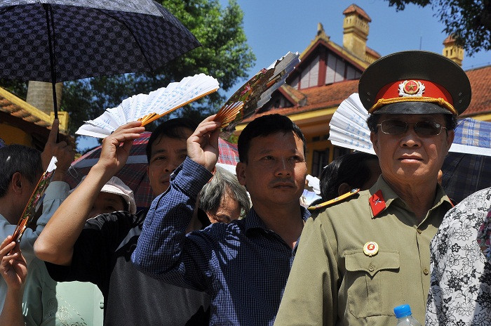Gần tới trưa, trời càng lúc càng nắng nhưng đồng bào vẫn một lòng vào viếng Đại tướng.