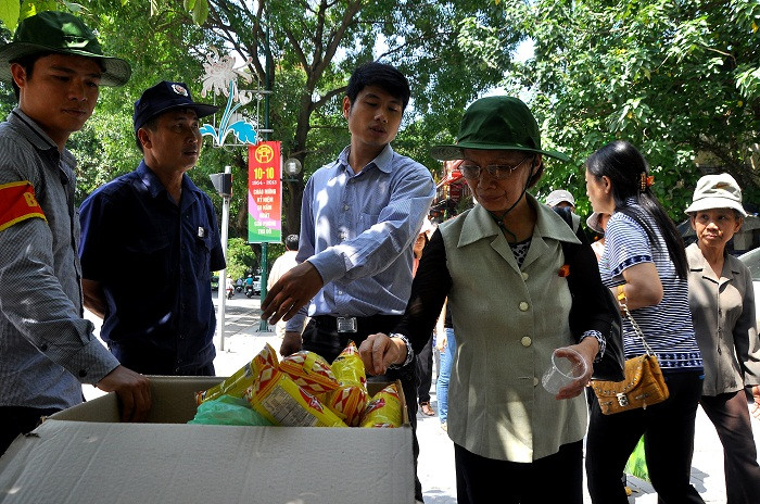 Những tấm lòng hảo tâm đã gây xúc động tới đồng bào khi đi viếng Đại tướng