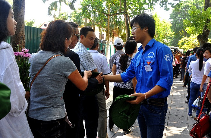 Ban Thành đoàn Hà Nội đã phát mũ cho mọi người đang đi dưới nắng xếp hàng…