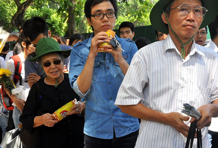 Những chai nước, chiếc bánh mỳ không có giá trị lớn nhưng phần nào đó sẽ giúp và ấm lòng mọi người hơn.