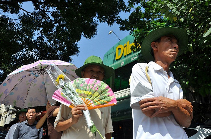 Ông Trịnh Minh Tuyến (ở giữa), 75 tuổi, ở Định Công (Hoàng Mai, Hà Nội) chia sẻ: “Rất cám ơn những tấm lòng tốt của mọi người đã giúp đỡ chúng tôi”.