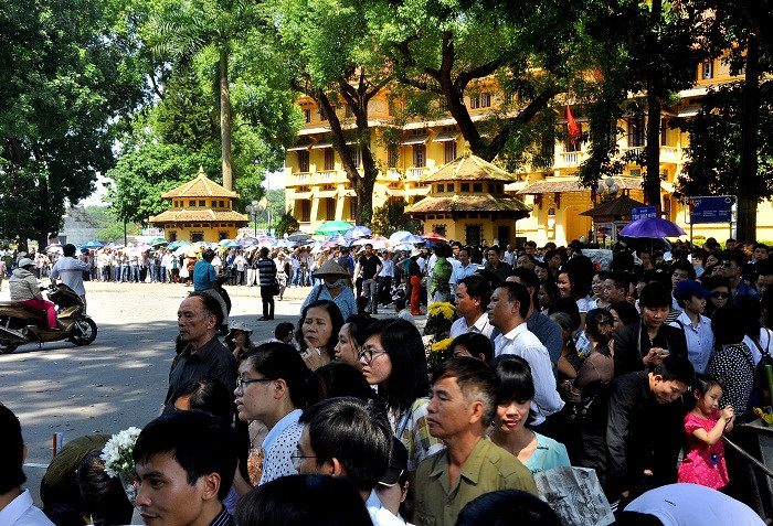 Dòng người trải dài trên 3 con phố Hoàng Diệu, Điện Biên Phủ và Tôn Thất Đàm.