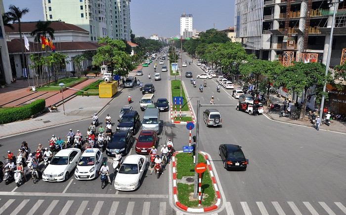 Hệ thống đèn xanh đèn đỏ, làn đường xung quanh cầu vượt cũng được hoàn thiện.