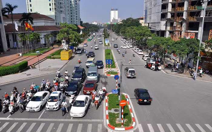 Hệ thống đèn xanh đèn đỏ, làn đường xung quanh cầu vượt cũng được hoàn thiện. Hệ thống đèn xanh đèn đỏ, làn đường xung quanh cầu vượt cũng được hoàn thiện.