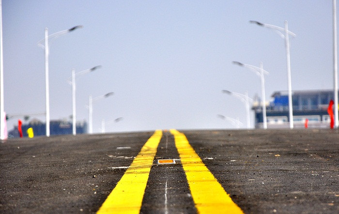 Hệ thống vạch sơn phân làn trên cầu cũng được hoàn thiện.