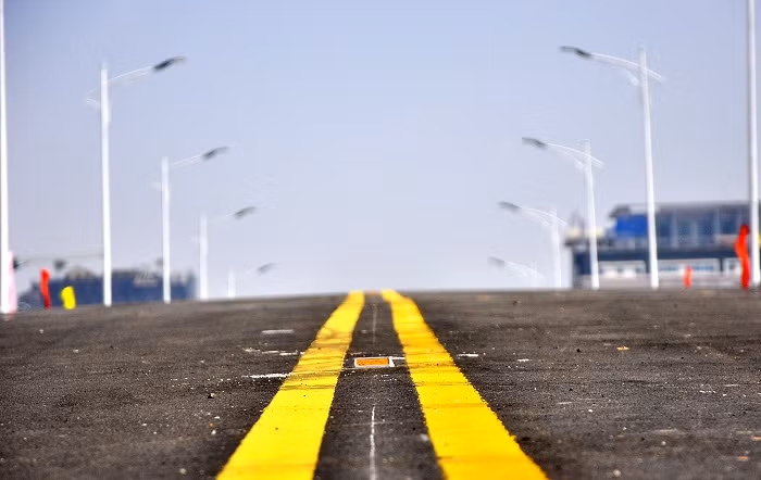 Hệ thống vạch sơn phân làn trên cầu cũng được hoàn thiện. Hệ thống vạch sơn phân làn trên cầu cũng được hoàn thiện.