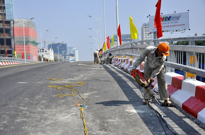 Các công nhân phải làm việc dưới nắng gay gắt để kịp tiến độ thi công.