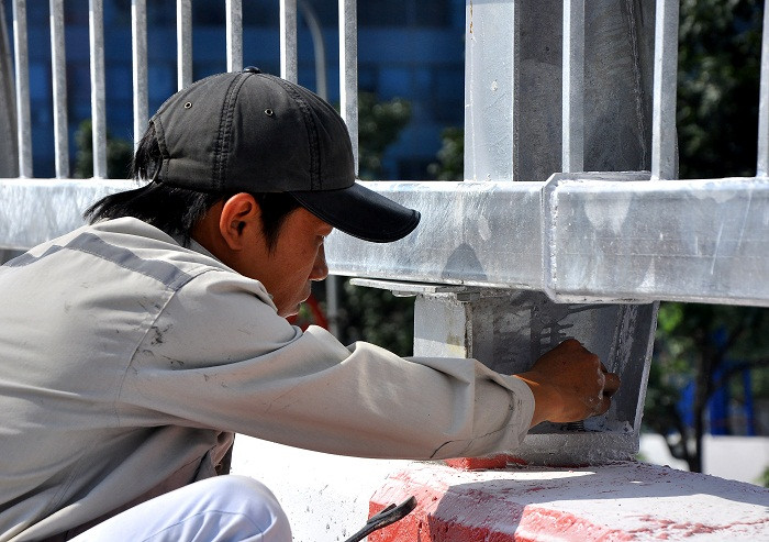 Việc vặn ốc được các công nhân làm rất chắc chắn đảm bảo không bị bỏ sót.