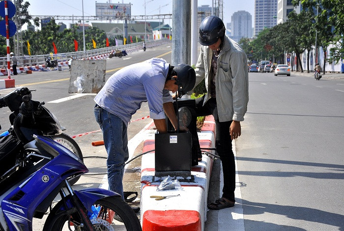 Đèn báo cũng đang được nắp đặt để mọi người chú ý trước khi lên cầu.