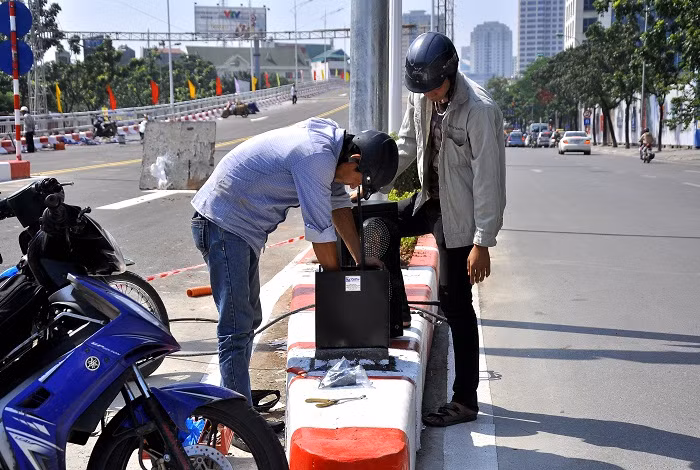 Đèn báo cũng đang được nắp đặt để mọi người chú ý trước khi lên cầu. Đèn báo cũng đang được nắp đặt để mọi người chú ý trước khi lên cầu.
