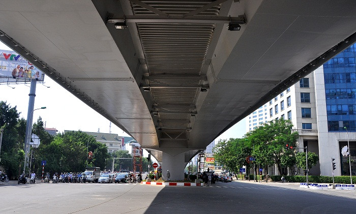 Cây cầu này được thiết kế đặc biệt với những phiến dầm dài 60m, nặng 110 tấn được coi là cầu có dầm thép lớn nhất cả nước.