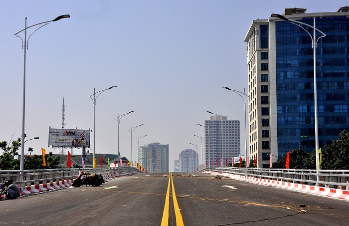 Trong sáng ngày 3/10, toàn bộ diện tích mặt cầu đã được trải nhựa xong.