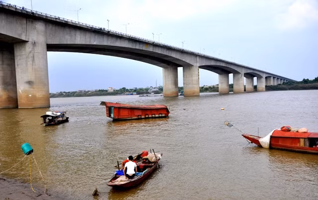 Tuy nhiên, do phải tìm kiếm tại khu vực này trong thời gian dài mà không thấy, gia đình nạn nhân đã chuyển hướng đi tìm tại các khu vực khác trên dòng sông Hồng. Tuy nhiên, do phải tìm kiếm tại khu vực này trong thời gian dài mà không thấy, gia đình nạn nhân đã chuyển hướng đi tìm tại các khu vực khác trên dòng sông Hồng.