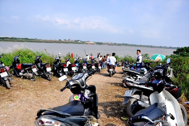 Dòng người vẫn tiếp tục đổ về chân cầu Thanh Trì trong ngày 30/10 để mong ngóng tin nạn nhân Lê Thị Thanh Huyền.