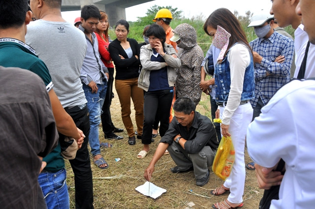Trong ngày hôm qua, có trường hợp là những người có tâm đã đến mong muốn được cùng gia đình tìm xác chị Huyền. Người đàn ông (áo đen) từ Hải Phòng theo linh tính mách bảo đã về khu vực này mong muốn nói lên cảm nhận của mình về khu vực chị Huyền đang nằm.