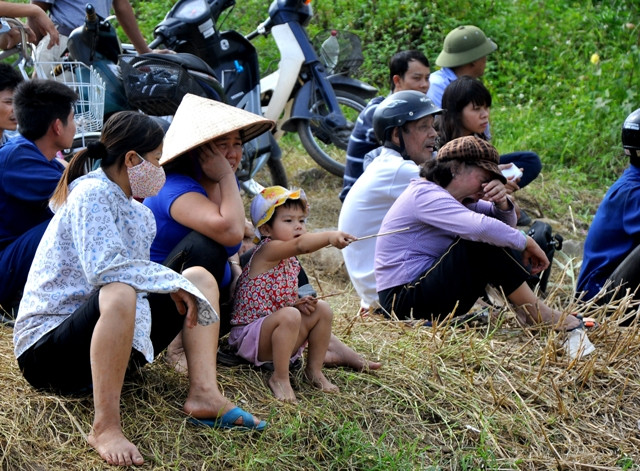 Là người dân, nhưng xuất phát từ cái tâm và tính tò mò đã từ nhiều nơi khác nhau để về nơi đây chờ đợi tìm thấy xác nạn nhân.