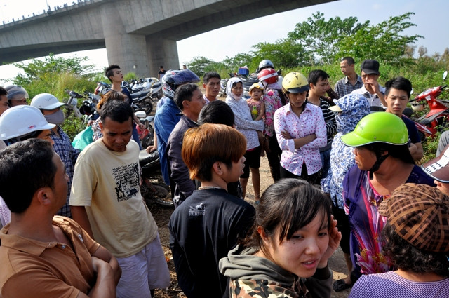 Một người đàn ông khác ở Hưng Yên cũng về khu vực này để nói cho người nhà biết về việc một bà bán thịt bị chị Huyền nhập vong chỉ chỗ chị đang nằm.