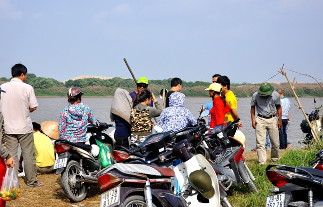 Tuy nhiên, tin tức về xác chị Huyền vẫn bặt tăm. Dư luận thì không ngừng xôn xao.