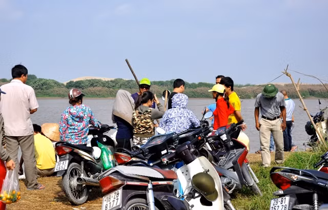 Tuy nhiên, tin tức về xác chị Huyền vẫn bặt tăm. Dư luận thì không ngừng xôn xao. Tuy nhiên, tin tức về xác chị Huyền vẫn bặt tăm. Dư luận thì không ngừng xôn xao.