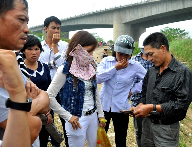 Người đàn ông này còn cho mọi người xung quanh xem chứng minh thư của mình để mọi người tin ông. Ông còn khẳng định mình không phải là nhà ngoại cảm mà chỉ là người có tâm.