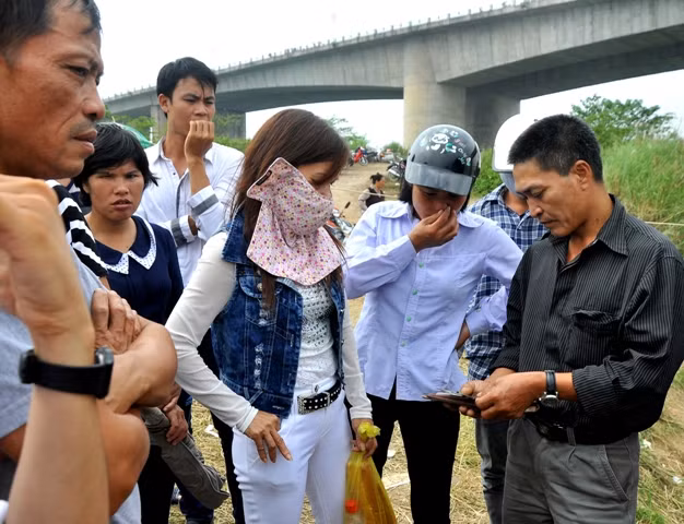 Người đàn ông này còn cho mọi người xung quanh xem chứng minh thư của mình để mọi người tin ông. Ông còn khẳng định mình không phải là nhà ngoại cảm mà chỉ là người có tâm. Người đàn ông này còn cho mọi người xung quanh xem chứng minh thư của mình để mọi người tin ông. Ông còn khẳng định mình không phải là nhà ngoại cảm mà chỉ là người có tâm.