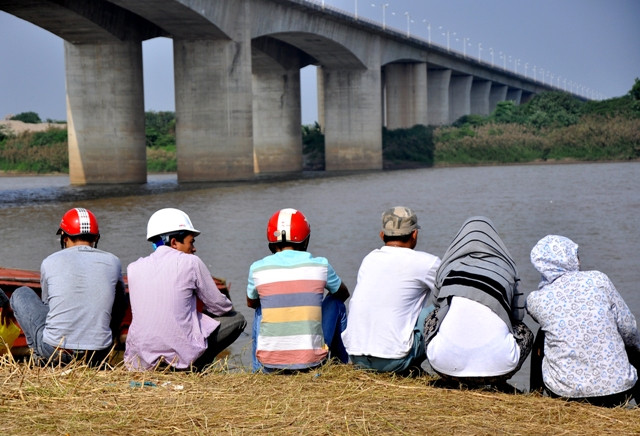 Dù trời nắng nhưng tất cả mọi người đến đây đều có tâm và muốn xác chị Huyền nhanh chóng được tìm thấy để vạch mặt tội ác của tên bác sĩ Tường.