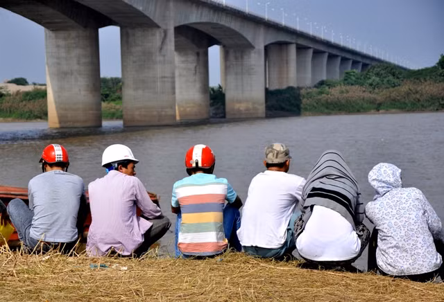 Dù trời nắng nhưng tất cả mọi người đến đây đều có tâm và muốn xác chị Huyền nhanh chóng được tìm thấy để vạch mặt tội ác của tên bác sĩ Tường. Dù trời nắng nhưng tất cả mọi người đến đây đều có tâm và muốn xác chị Huyền nhanh chóng được tìm thấy để vạch mặt tội ác của tên bác sĩ Tường.