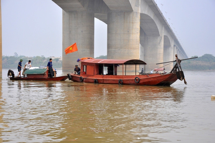 Đoàn tìm kiếm của gia đình vẫn luôn di chuyển trên dòng sông để tìm kiếm xác chị Huyền.