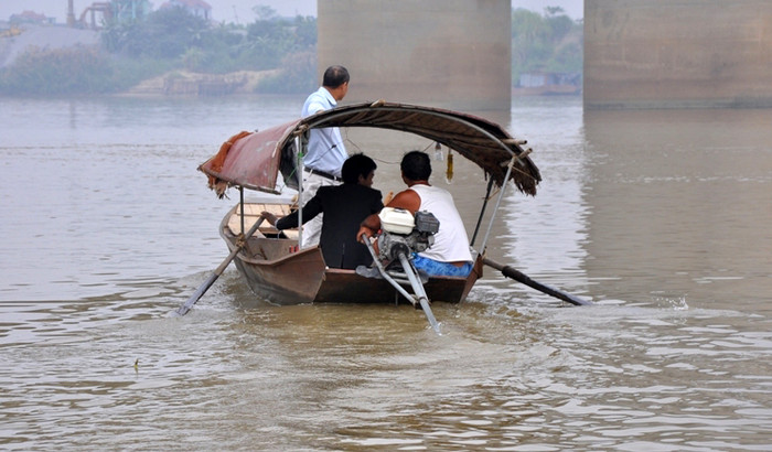 "Nhà ngoại cảm" xuống dưới sông để chỉ điểm. Dù không quá tin vào "nhà ngoại cảm" nhưng mọi người vẫn hi vọng.