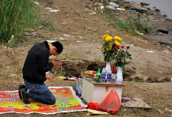 Không phải là người thân, chỉ là một người dân nghe tin thương tâm này, thanh niêm này đã đến thắp hương trước bàn thờ chị Huyền.